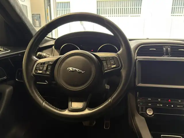 Jaguar F-Pace view 9