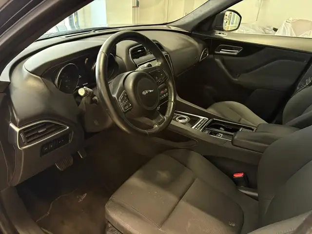 Jaguar F-Pace view 5