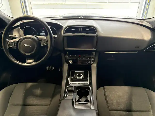 Jaguar F-Pace view 10