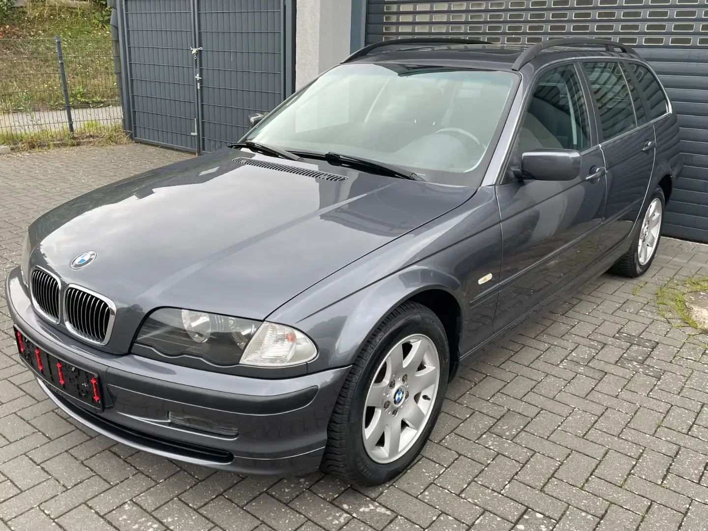 BMW 325 xi Touring Allrad 2.Hd. org.79.846Km Erstlack Сірий - 2