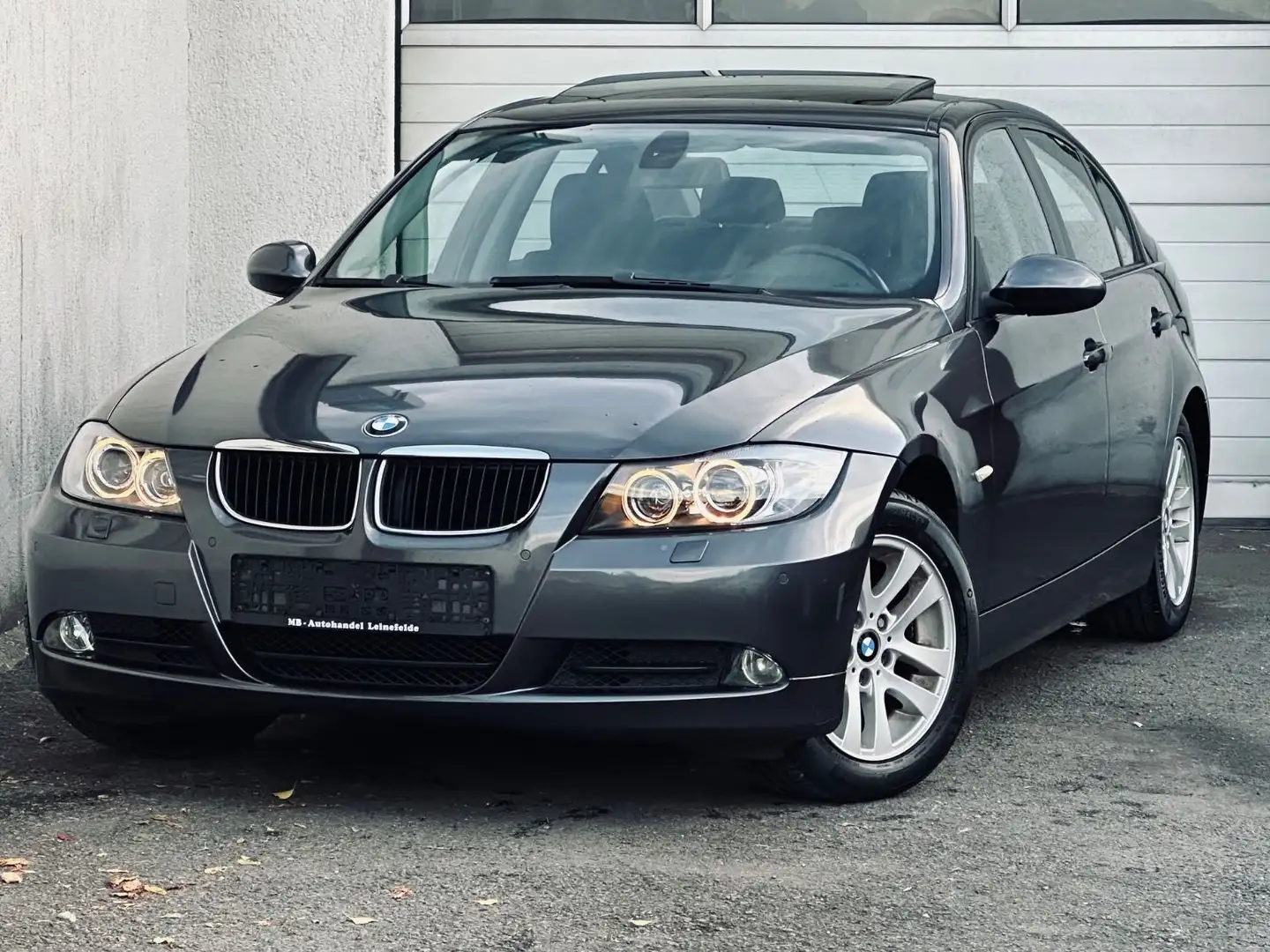 BMW 320 i Lim. Autom.*XENON*SHZ*TEMPO*PDC*TÜV NEU Grau - 1