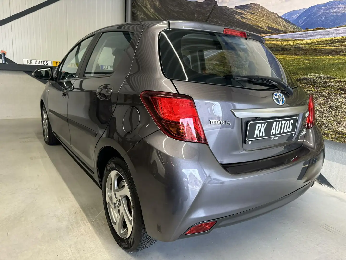 Toyota Yaris 1.5 Hybrid Aspiration /Camera / Stoelverwarming Grijs - 2