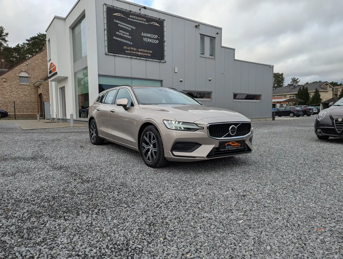 Volvo V60 2.0 B4 MHE Core DCT | CAMERA | NAVI | BLIS | TREKH Beige - 1