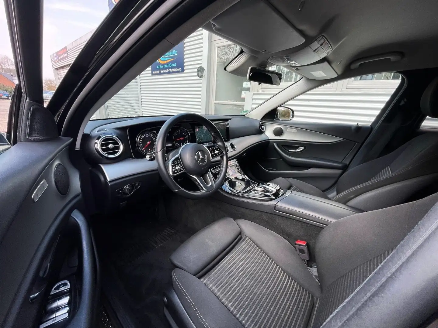 Mercedes-Benz E 220 T AUT. 4-MATIC NAVI CAM LED AHK 1.Hd Noir - 2