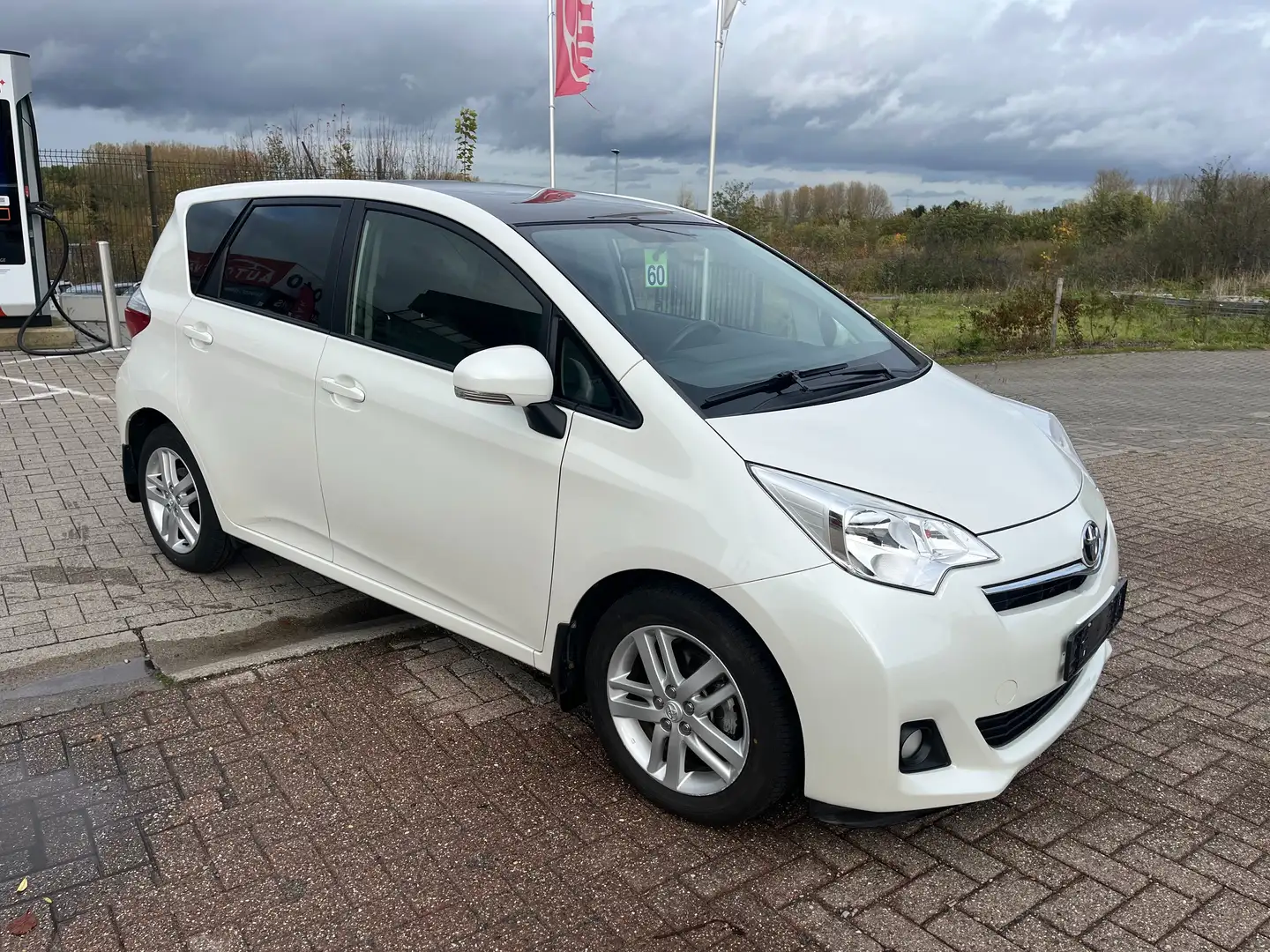 Toyota Verso-S Verso S 1.33 VVT-i Skyview Wit - 1