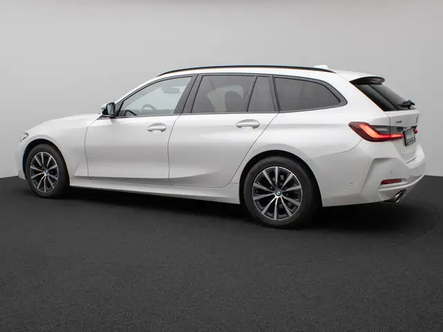 BMW 3 Series view 10