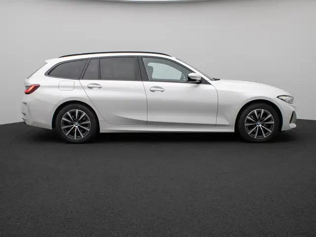 BMW 3 Series view 5