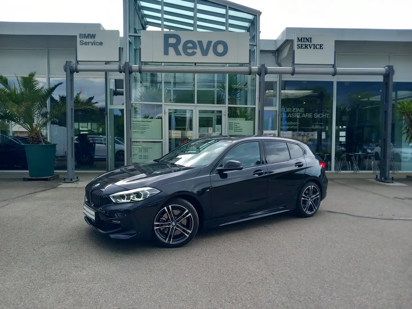 BMW 120 d xDrive Aut MSport Panorama LED AktGSR ParkAss Schwarz - 1