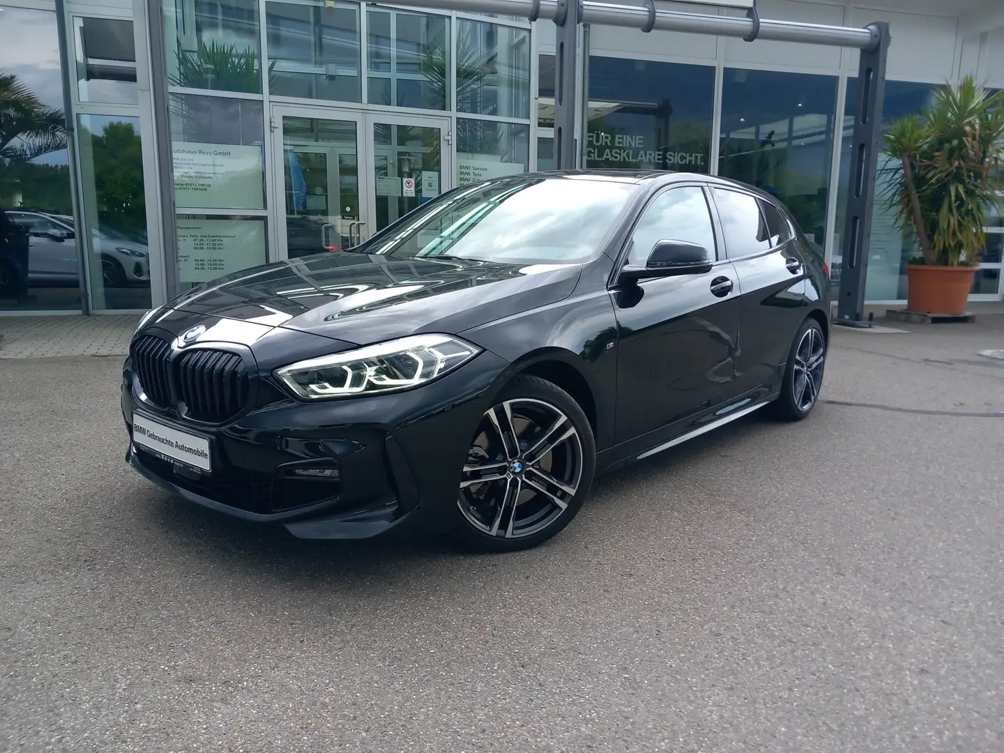 BMW 120 d xDrive Aut MSport Panorama LED AktGSR ParkAss Schwarz - 2