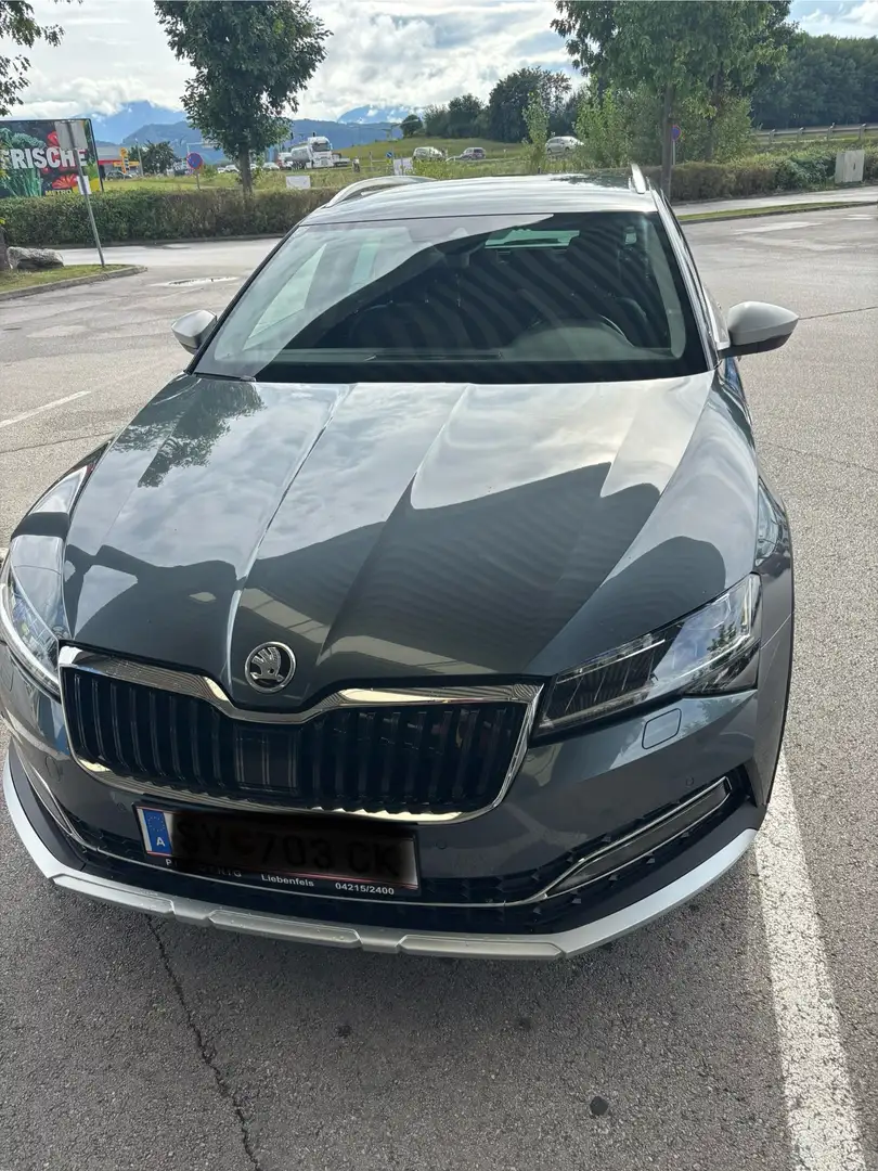 Skoda Superb Superb Kombi 2,0 TDI 4x4 Scout DSG Scout Grau - 1