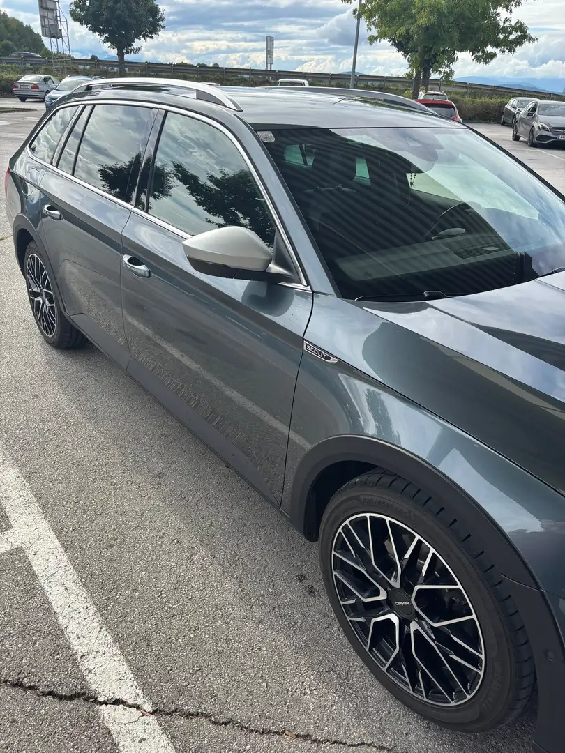 Skoda Superb Superb Kombi 2,0 TDI 4x4 Scout DSG Scout Grau - 2
