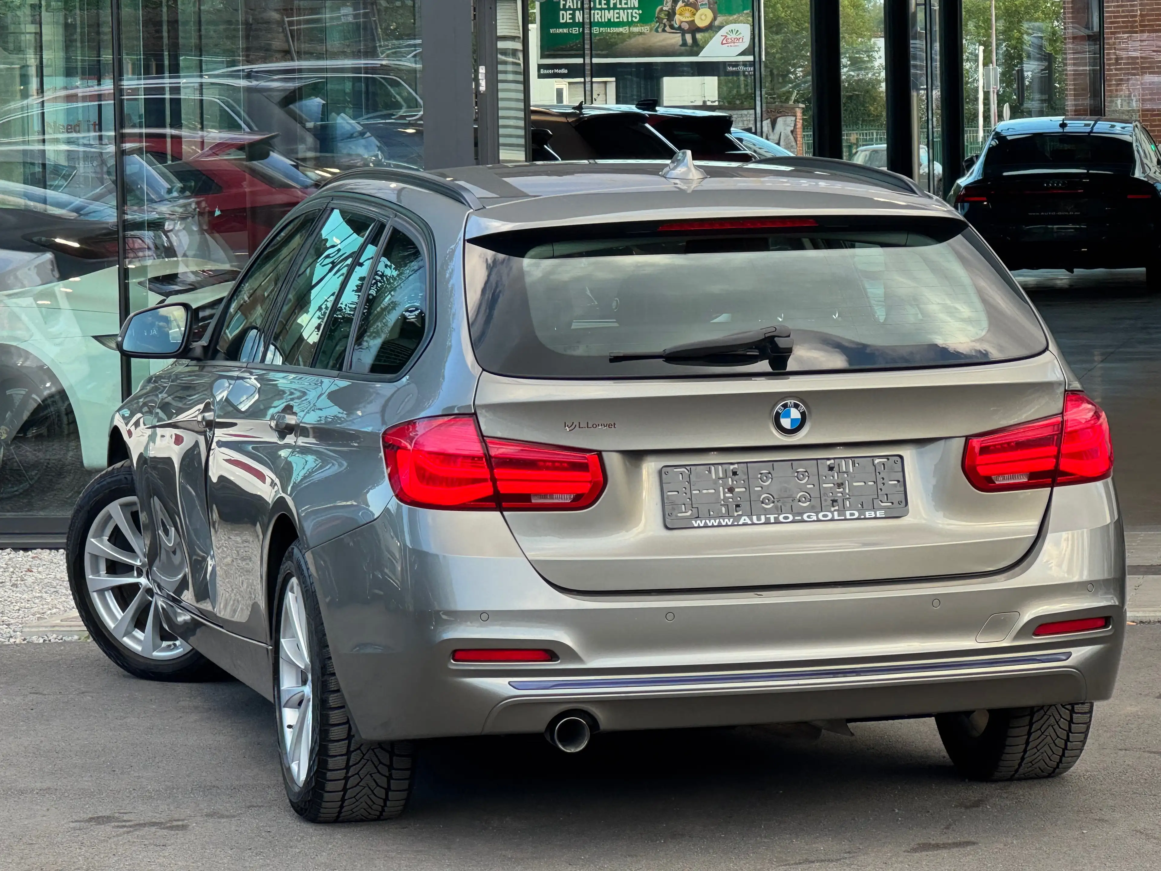 BMW 318 dA / FACELIFT / FULLOPTIONS / BOITE AUTO / 1PROP CARNET — photo 4