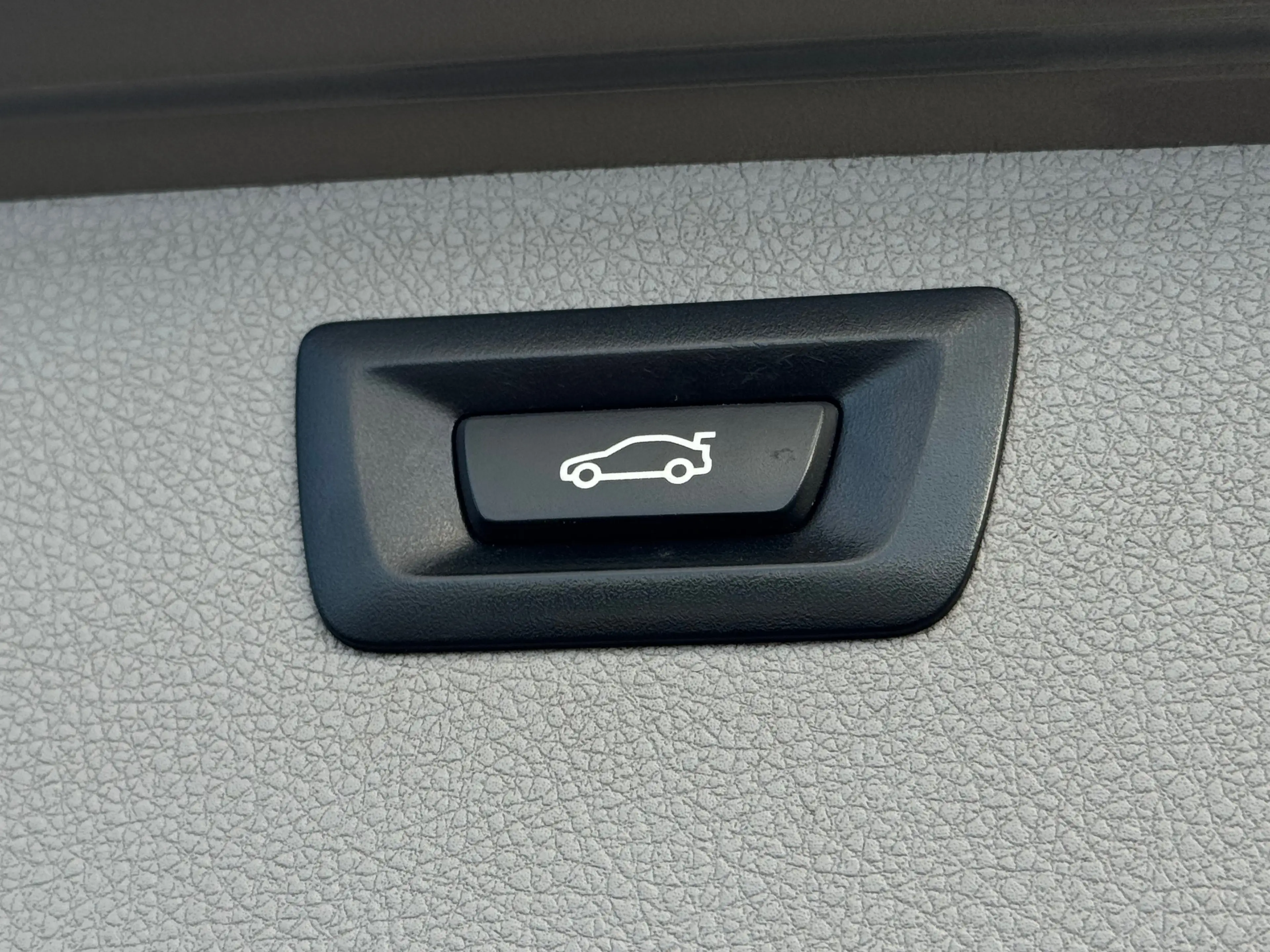 BMW 318 dA / FACELIFT / FULLOPTIONS / BOITE AUTO / 1PROP CARNET — photo 8