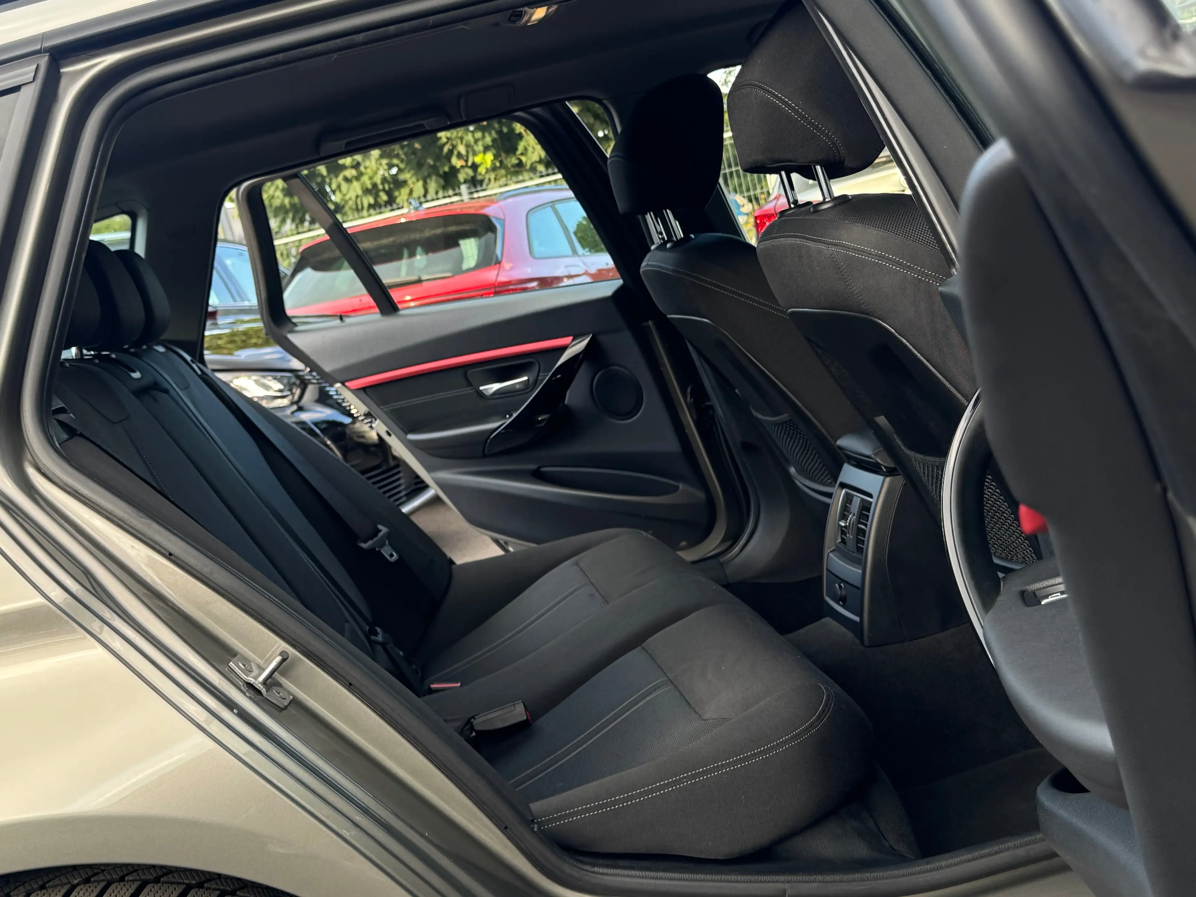 BMW 318 dA / FACELIFT / FULLOPTIONS / BOITE AUTO / 1PROP CARNET — photo 12