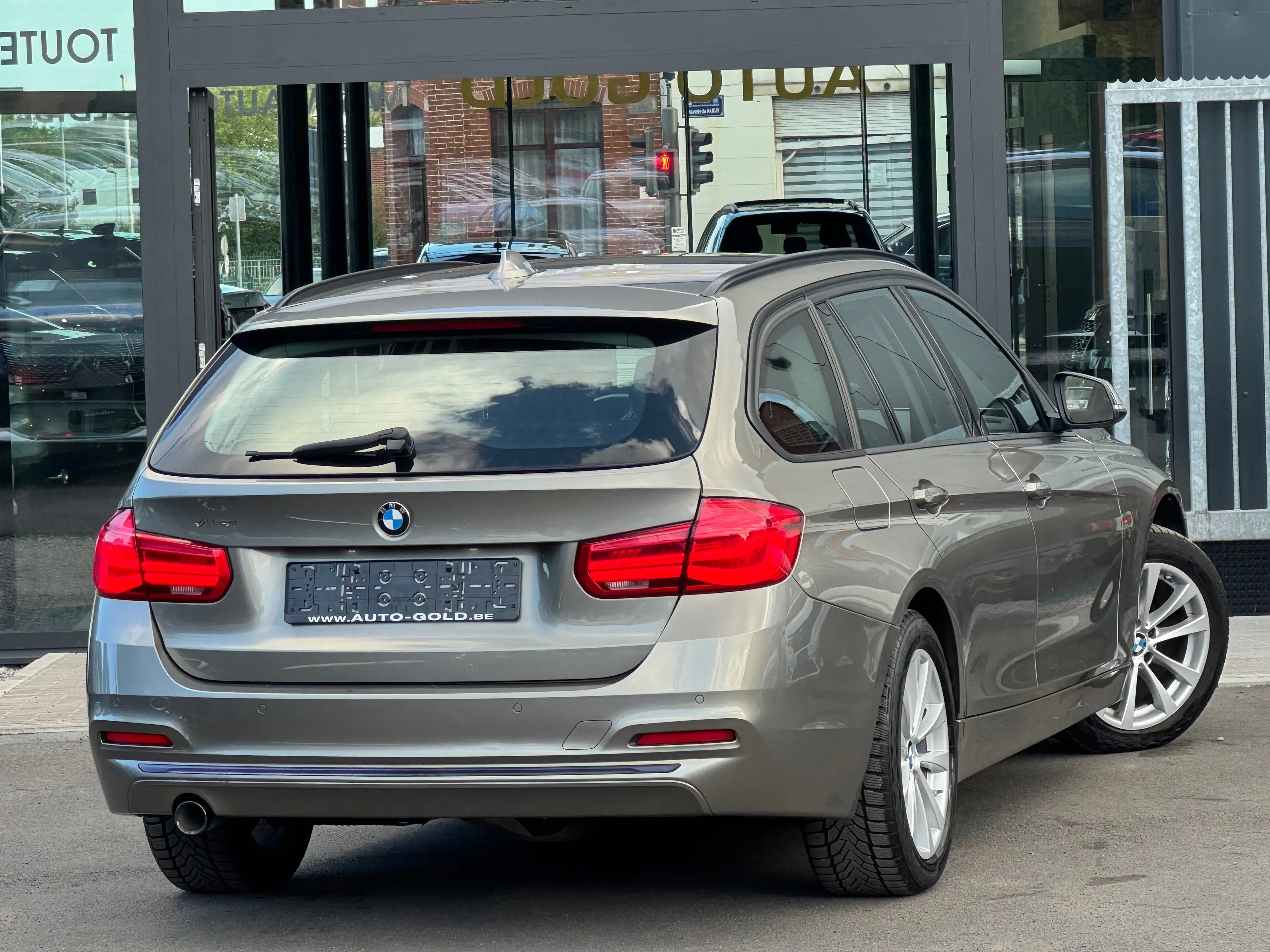 BMW 318 dA / FACELIFT / FULLOPTIONS / BOITE AUTO / 1PROP CARNET — photo 3