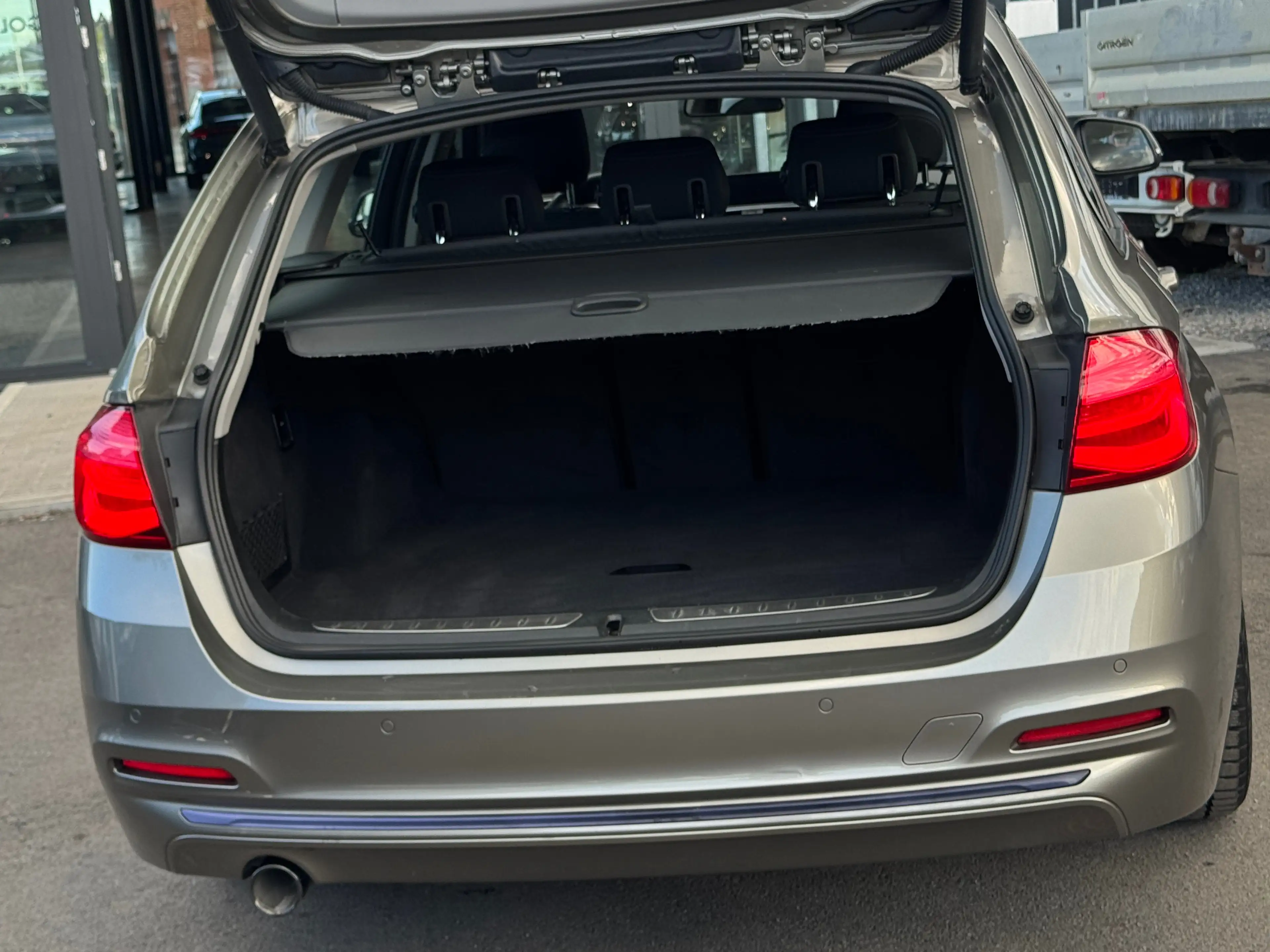 BMW 318 dA / FACELIFT / FULLOPTIONS / BOITE AUTO / 1PROP CARNET — photo 7