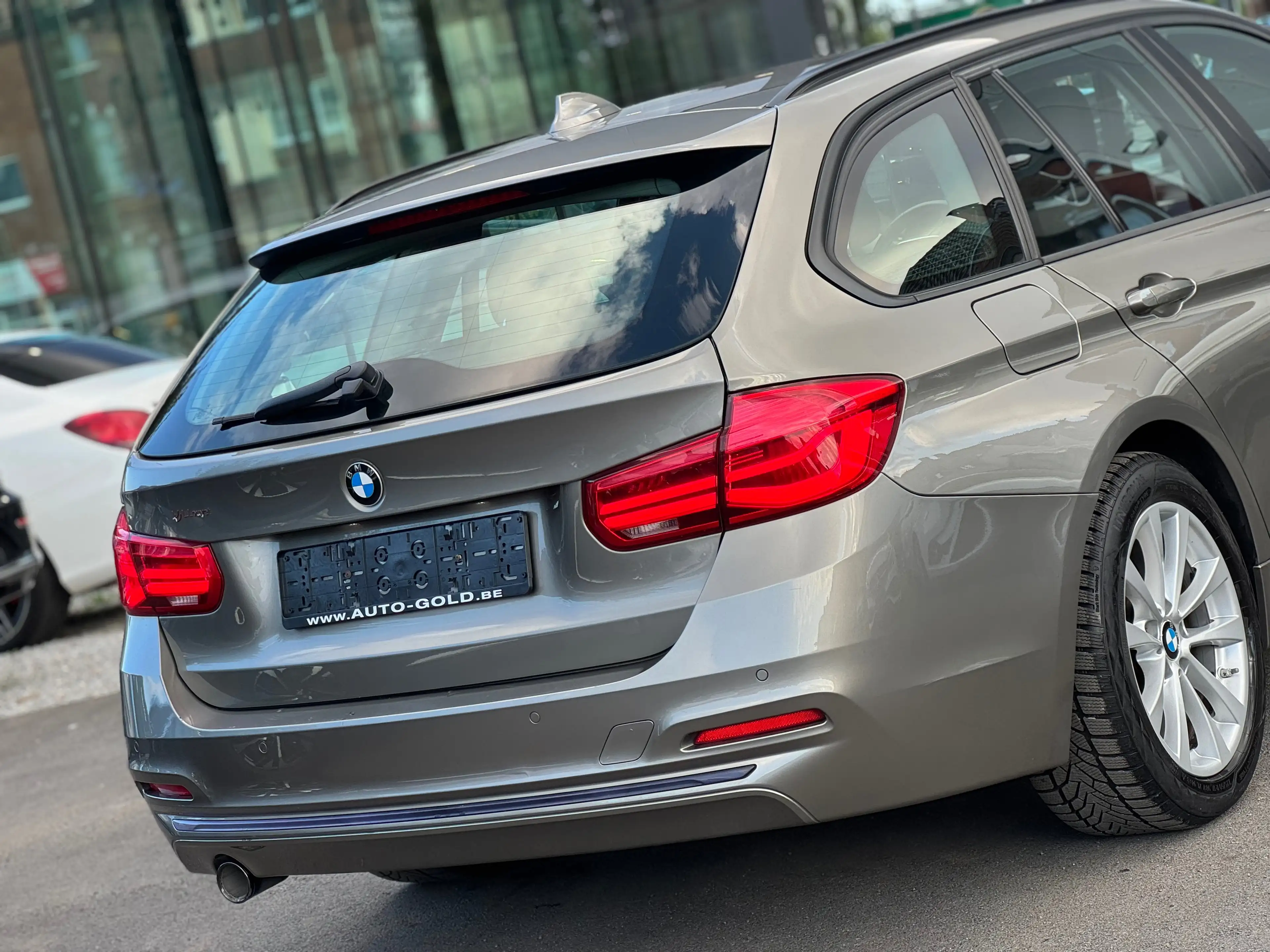 BMW 318 dA / FACELIFT / FULLOPTIONS / BOITE AUTO / 1PROP CARNET — photo 6