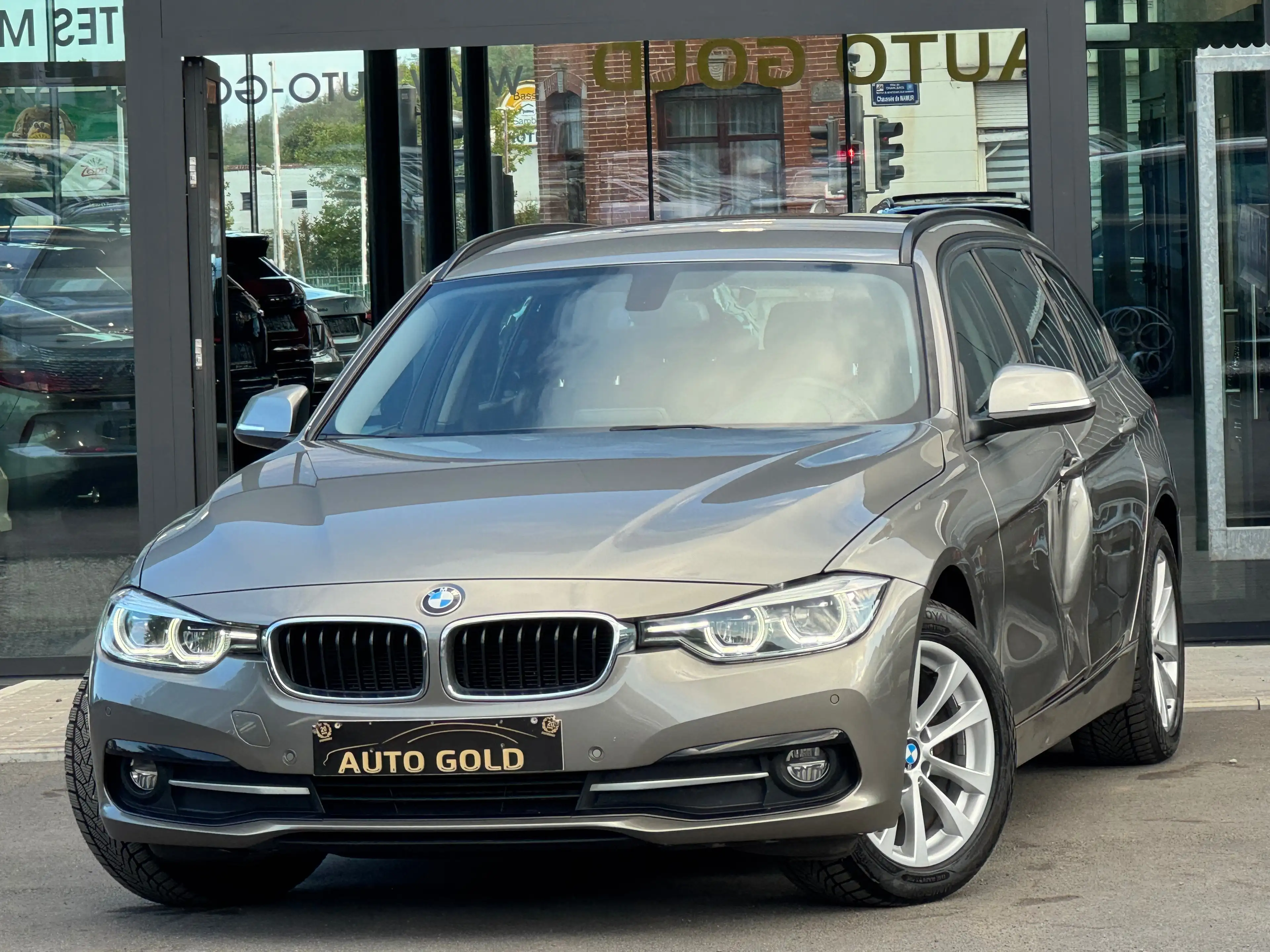 BMW 318 dA / FACELIFT / FULLOPTIONS / BOITE AUTO / 1PROP CARNET