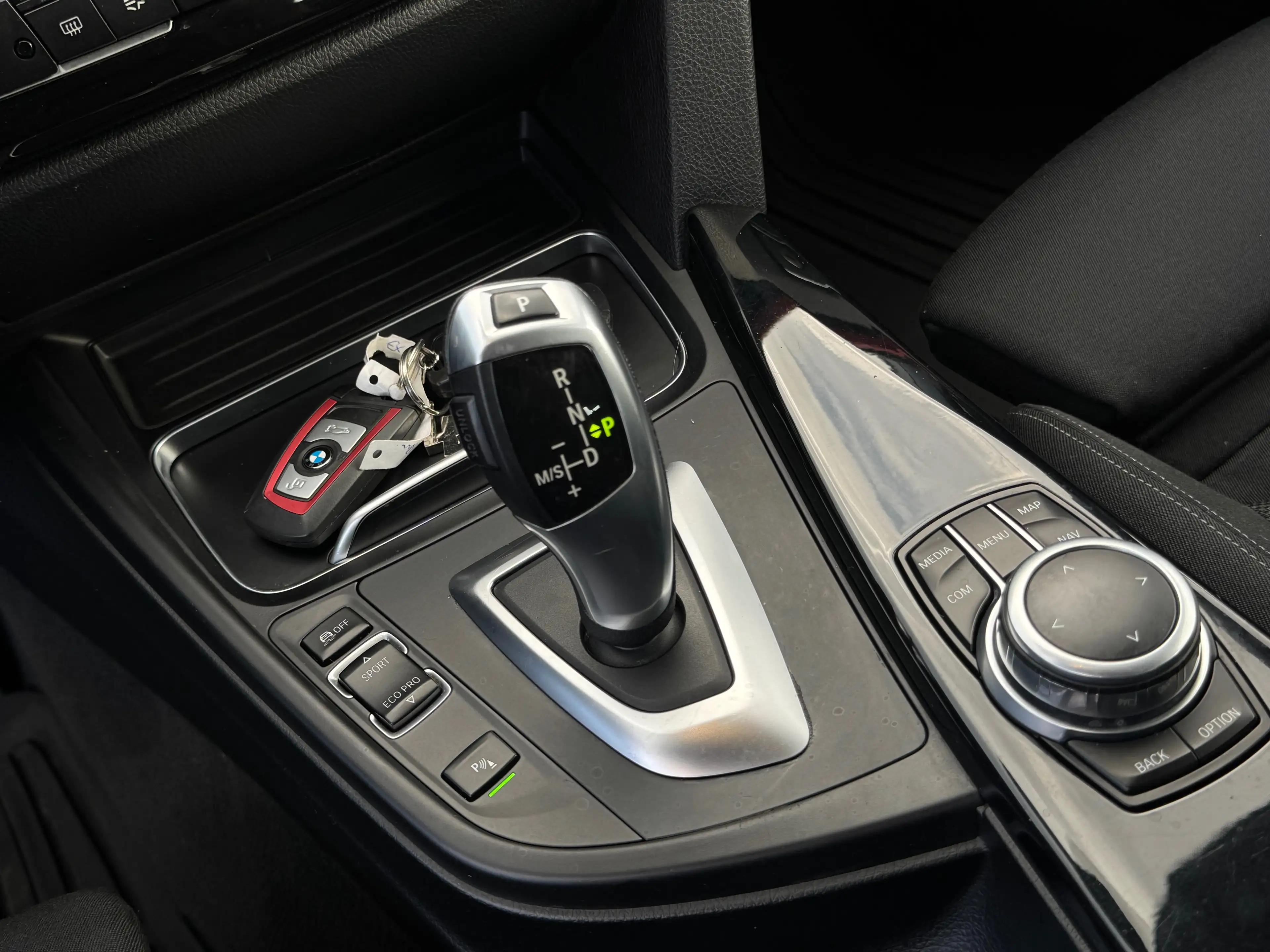 BMW 318 dA / FACELIFT / FULLOPTIONS / BOITE AUTO / 1PROP CARNET — photo 14