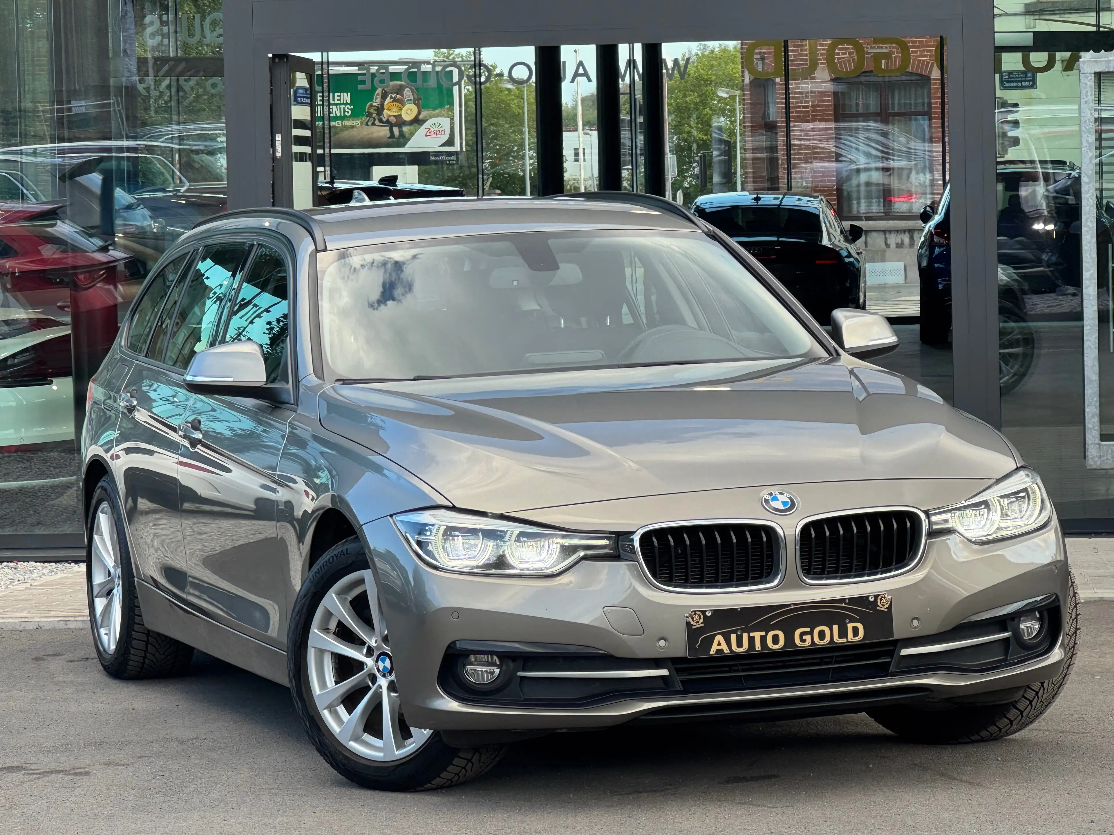 BMW 318 dA / FACELIFT / FULLOPTIONS / BOITE AUTO / 1PROP CARNET — photo 2