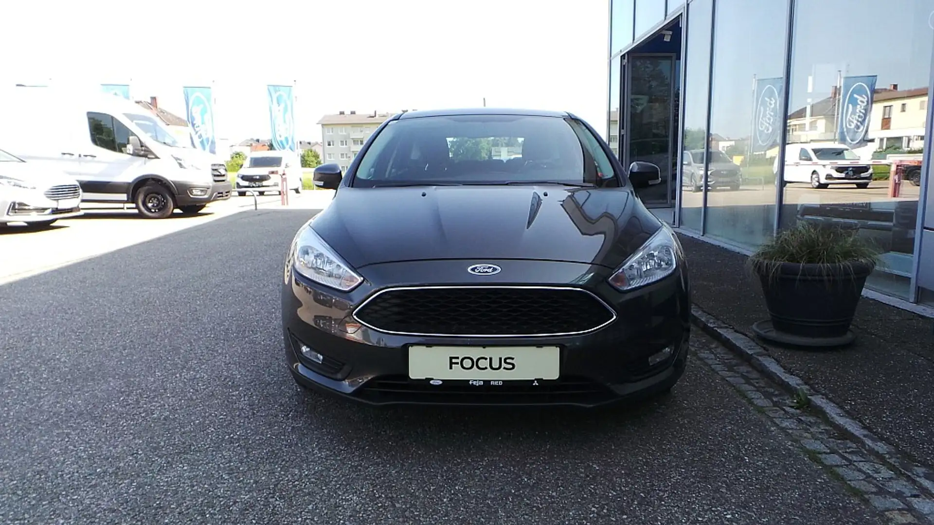 Ford Focus 1,0 EcoBoost Trend Grau - 2