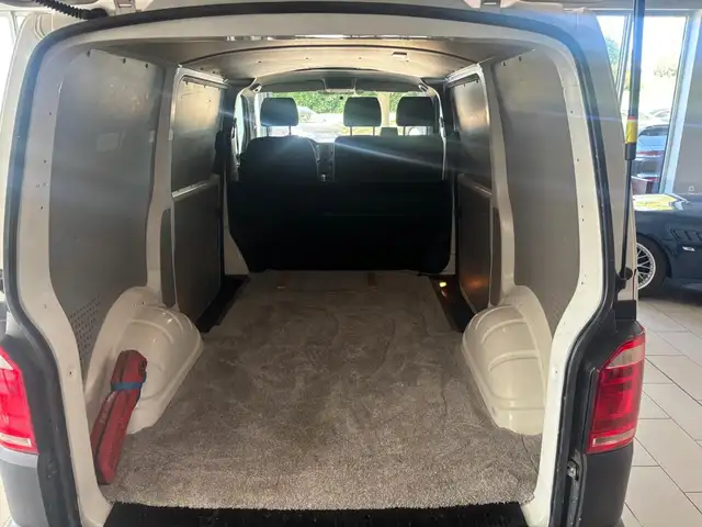 Volkswagen Transporter view 11