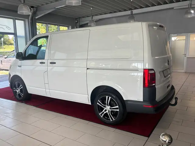 Volkswagen Transporter view 3