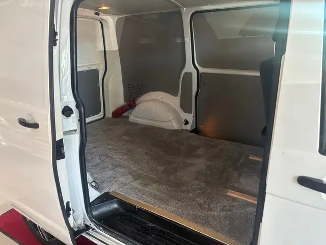 Volkswagen Transporter view 12