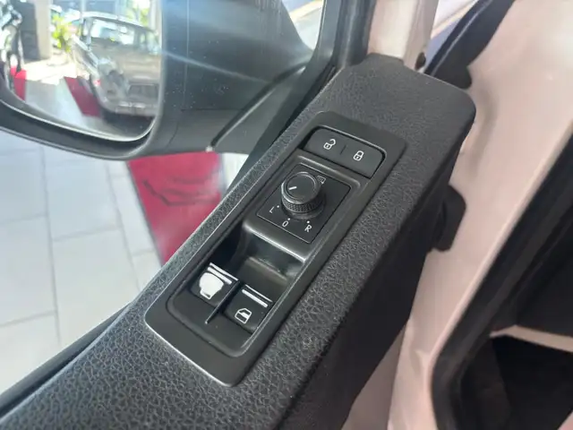 Volkswagen Transporter view 15