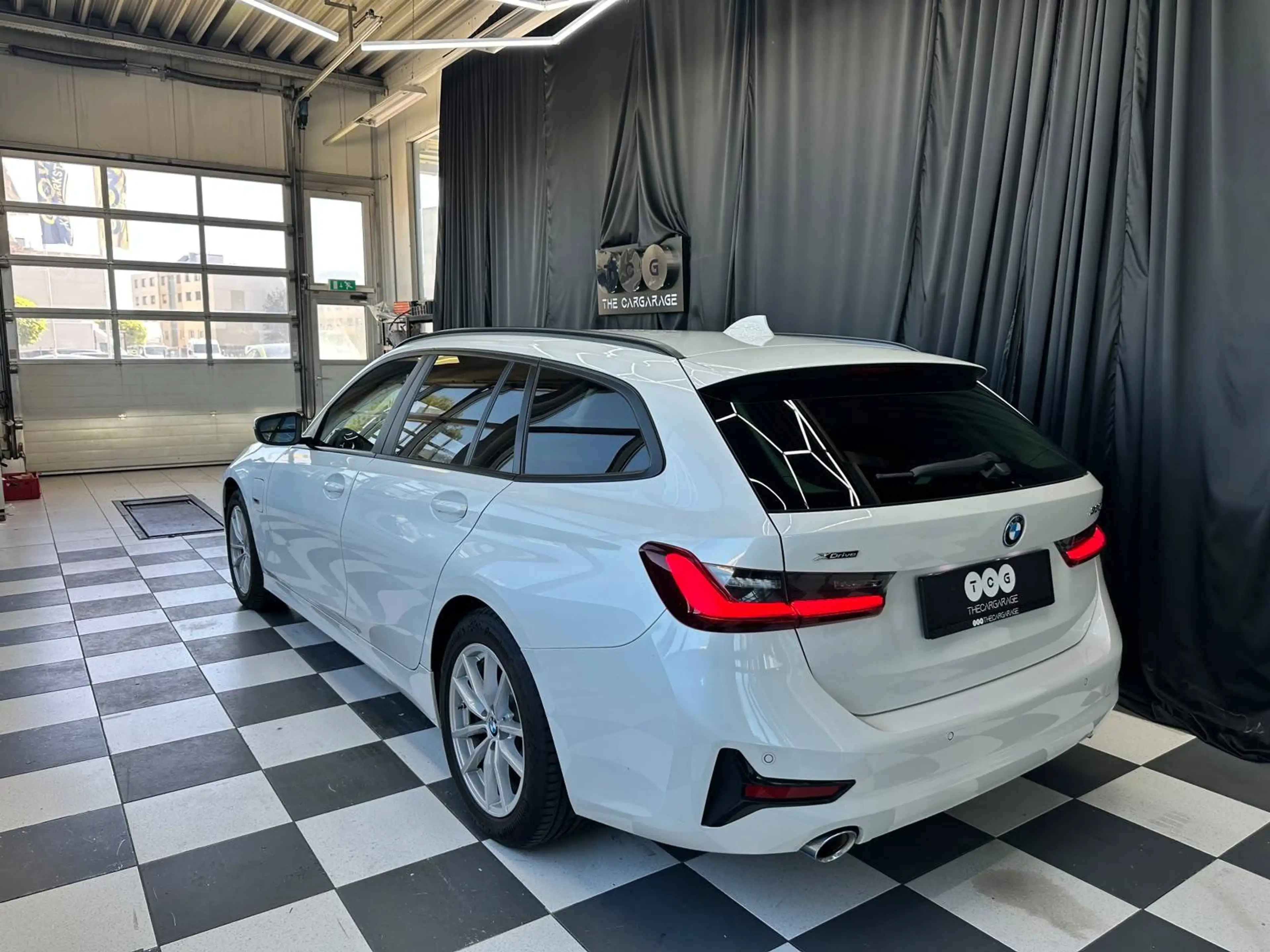 BMW 330 330 e xDrive Advantage — photo 7