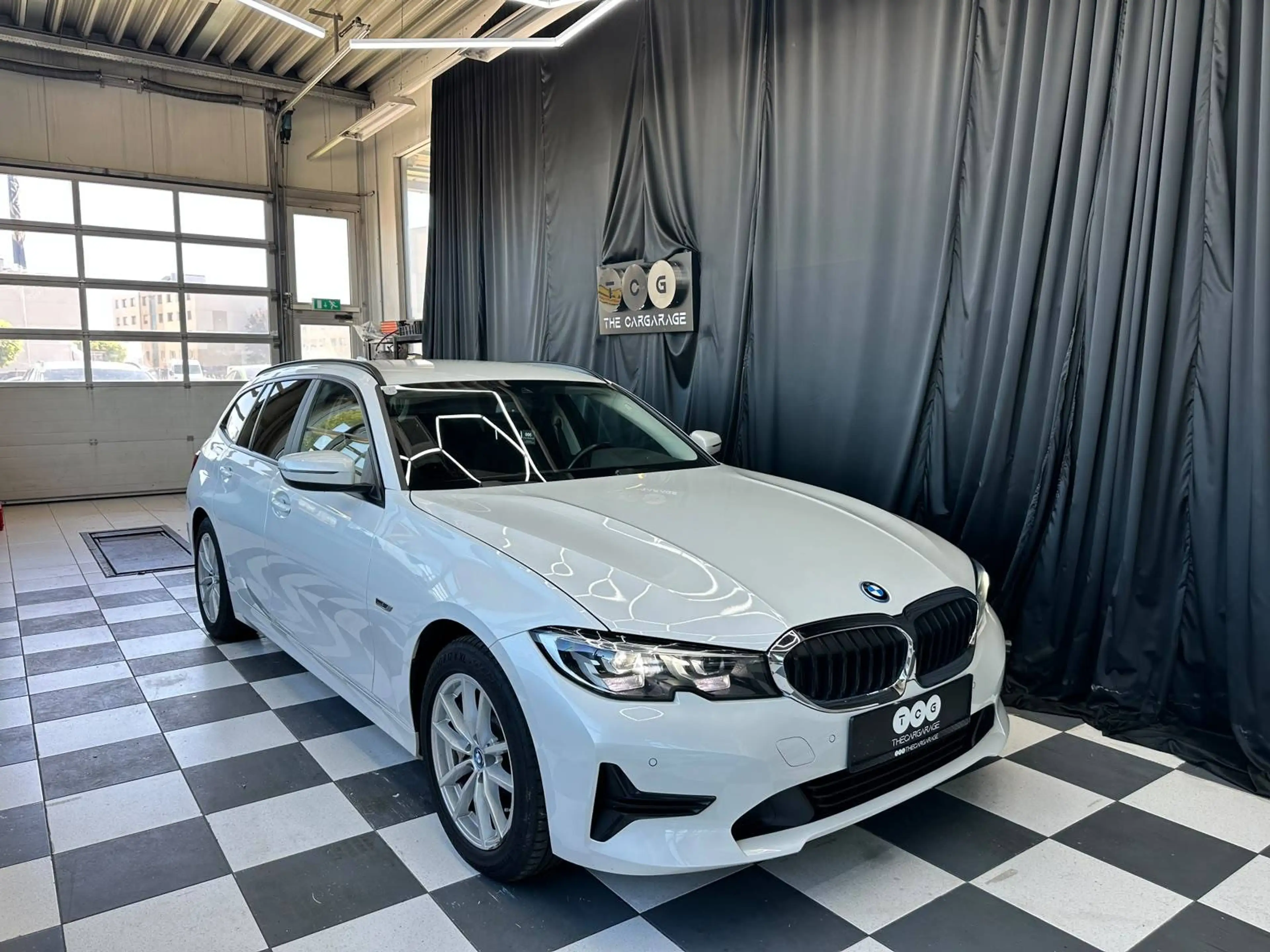 BMW 330 330 e xDrive Advantage — photo 3