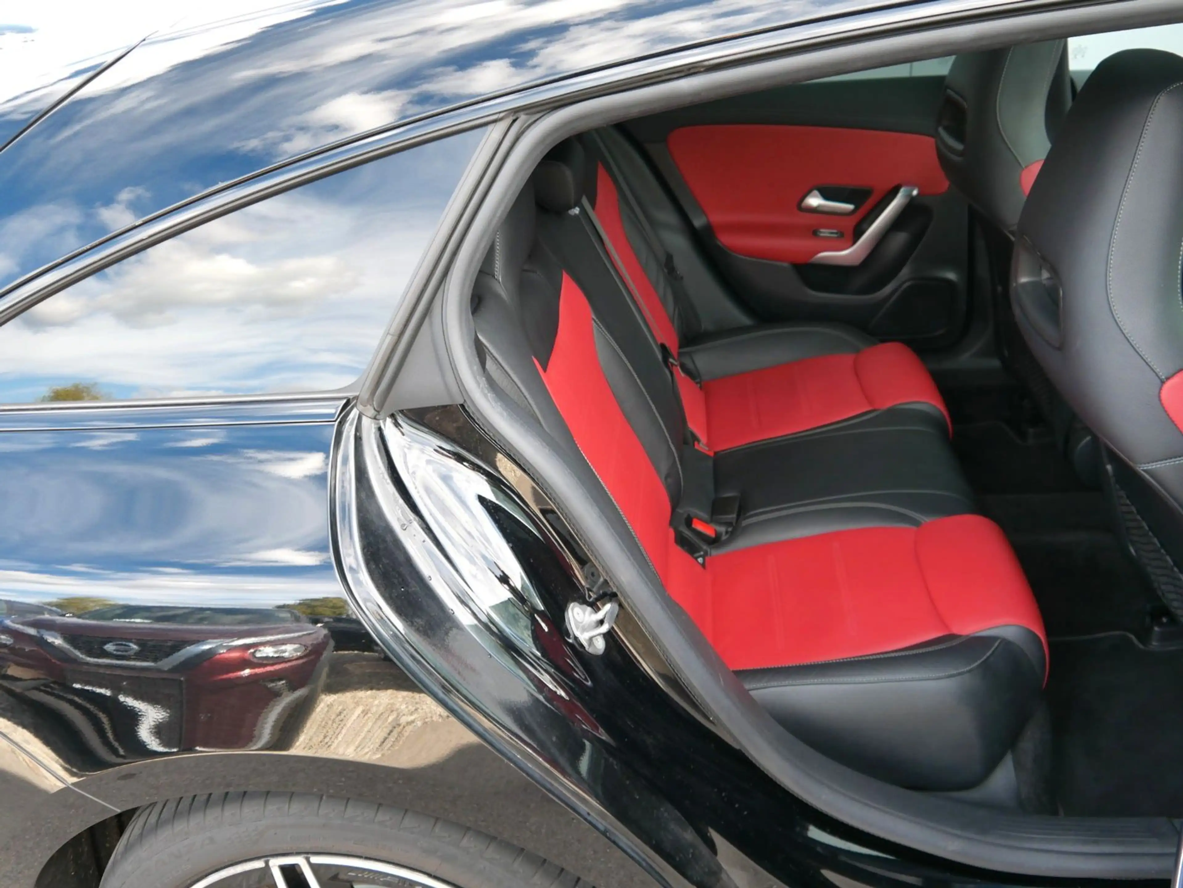 Mercedes-Benz CLA 200 SB AMG-Line NAVI/LED/PANO/RFK/NIGHT — photo 13