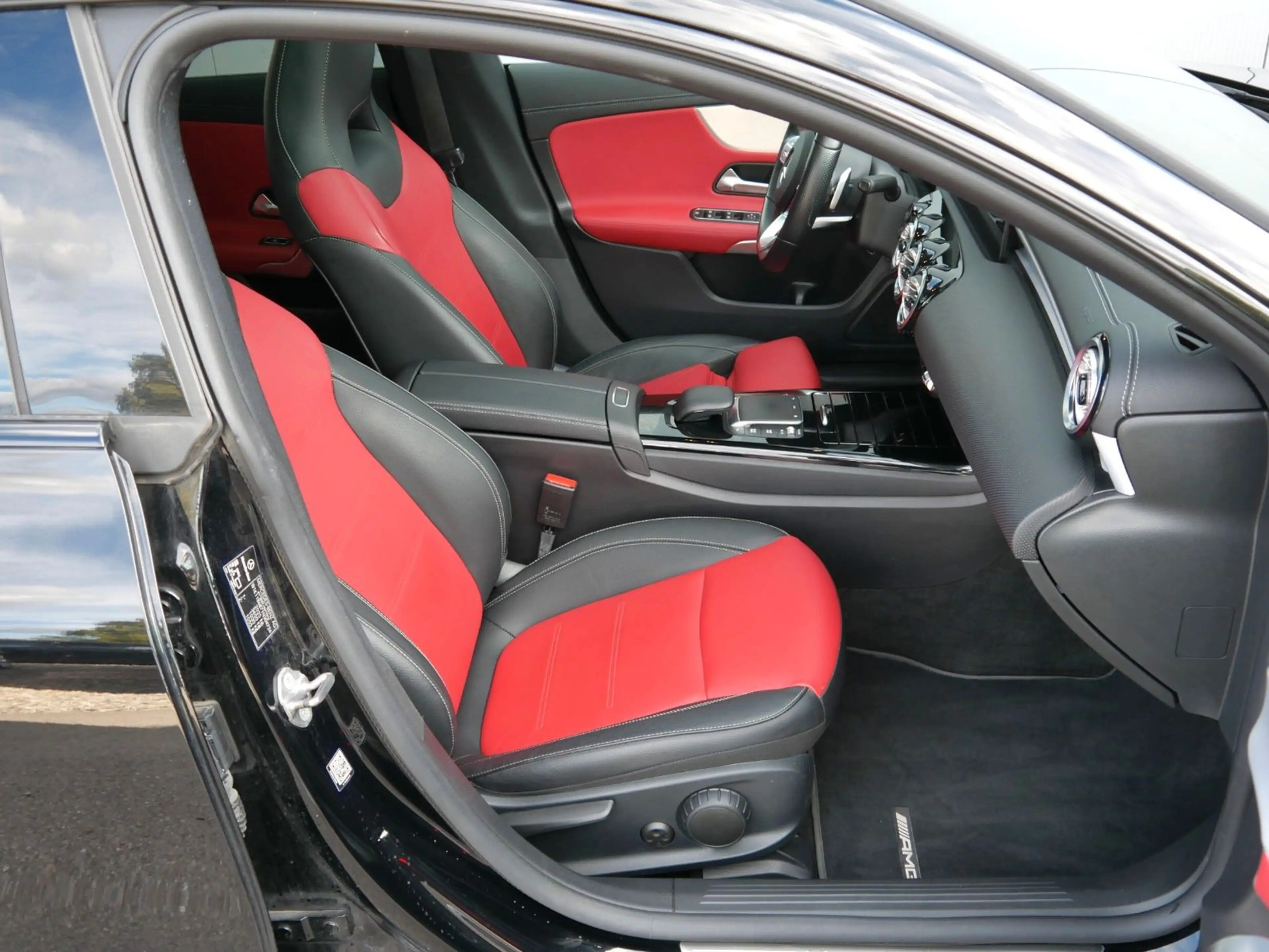 Mercedes-Benz CLA 200 SB AMG-Line NAVI/LED/PANO/RFK/NIGHT — photo 14