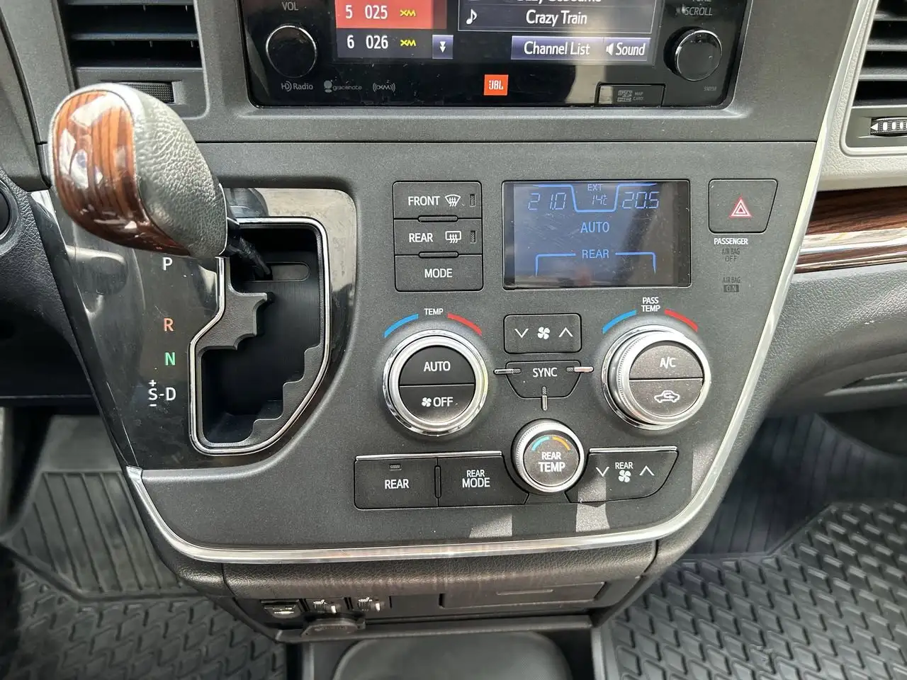Toyota Sienna снимка Toyota Sienna
