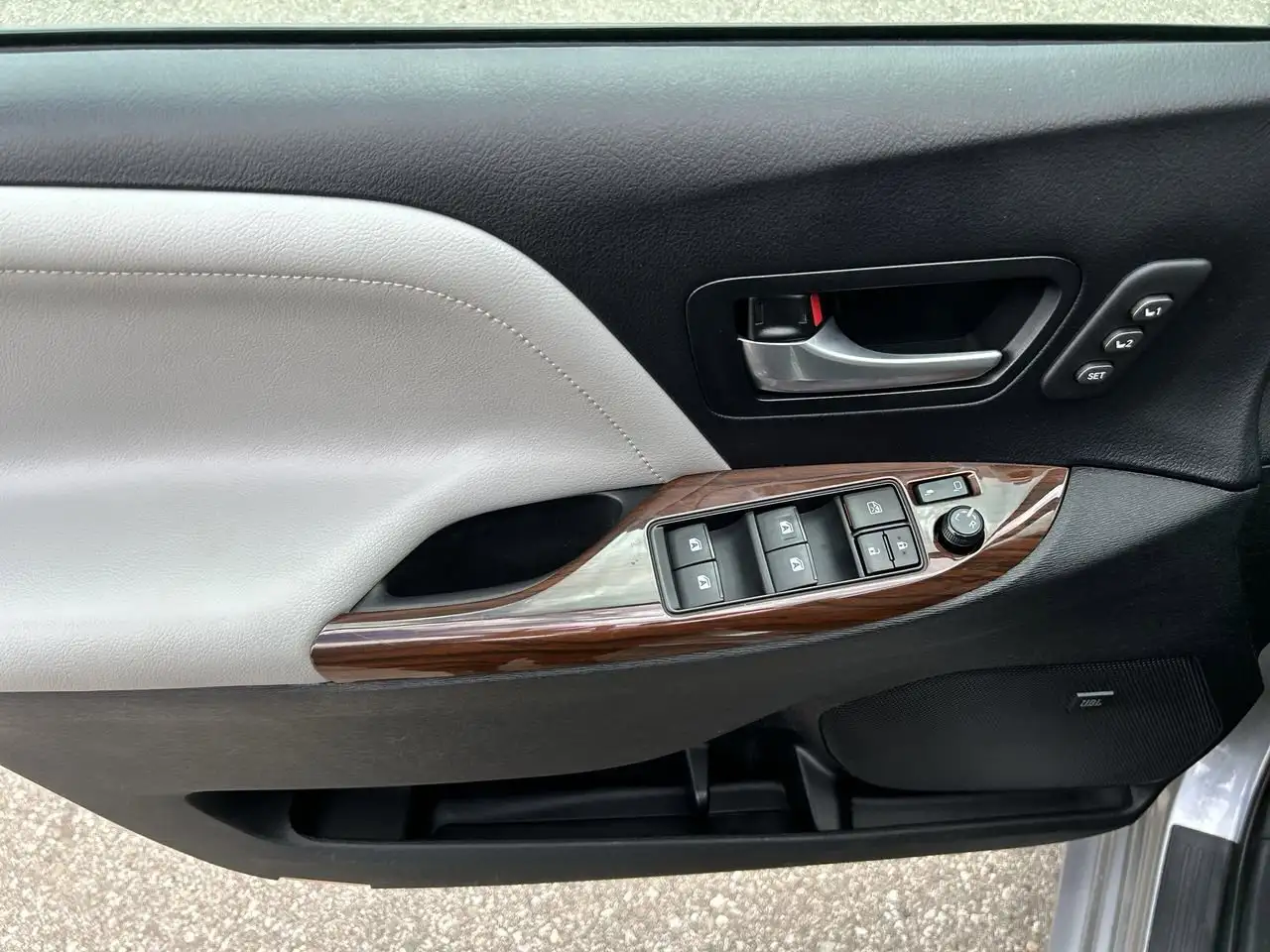 Toyota Sienna снимка Toyota Sienna
