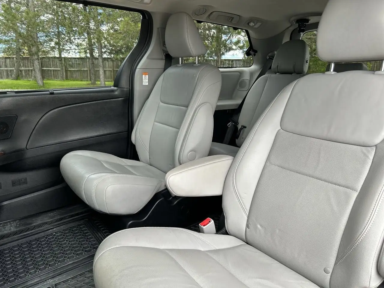 Toyota Sienna снимка Toyota Sienna