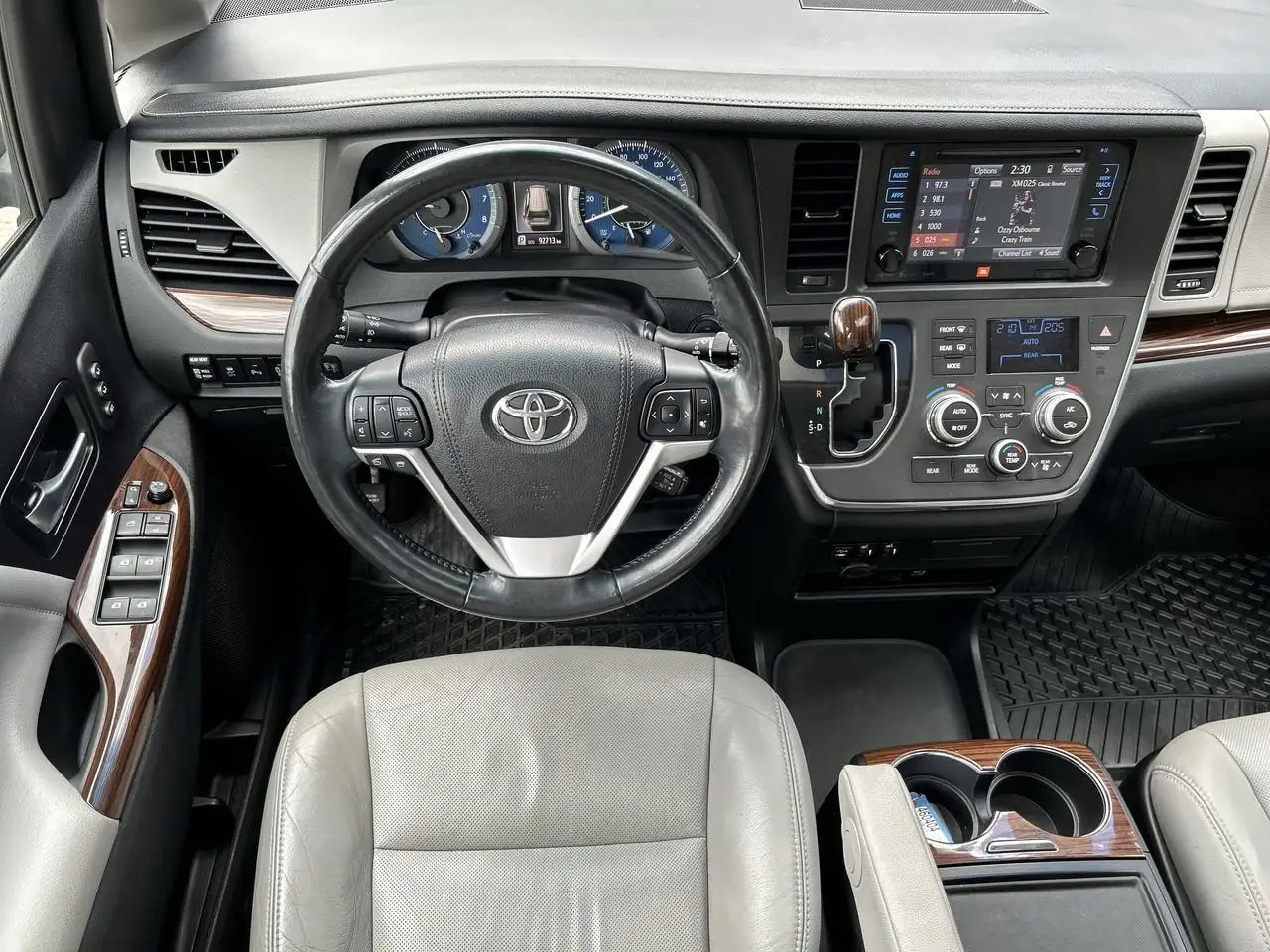 Toyota Sienna снимка Toyota Sienna