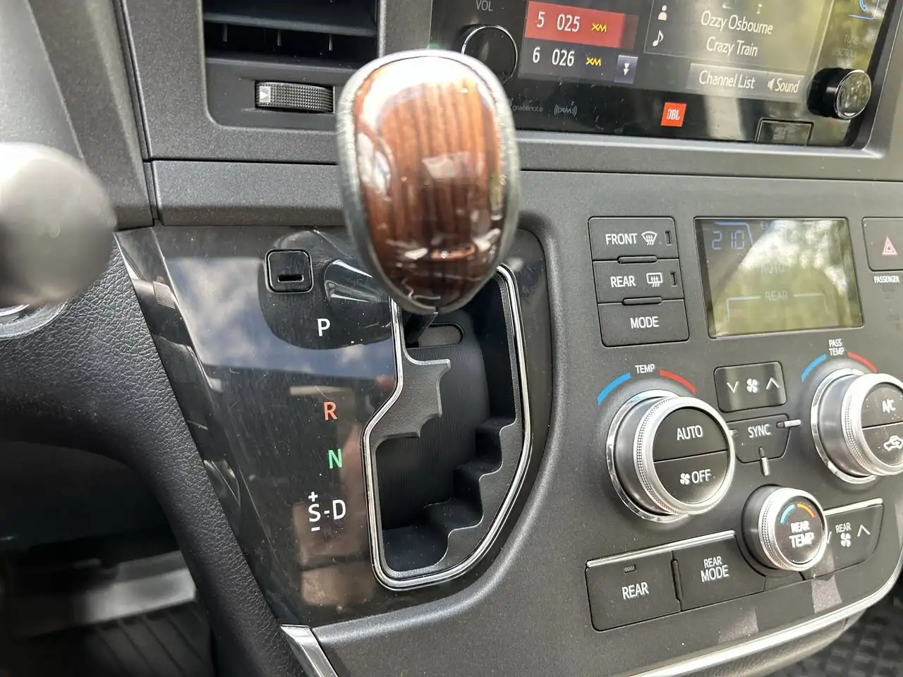 Toyota Sienna снимка Toyota Sienna