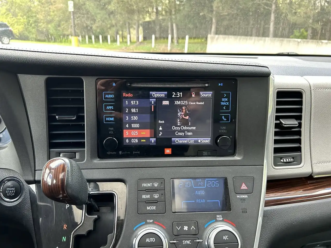 Toyota Sienna снимка Toyota Sienna
