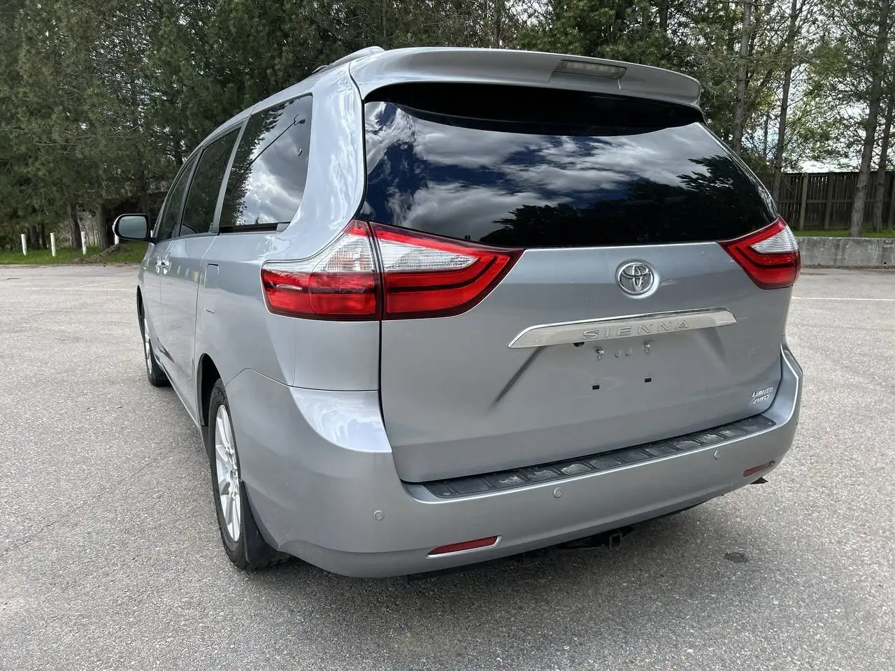 Toyota Sienna снимка Toyota Sienna