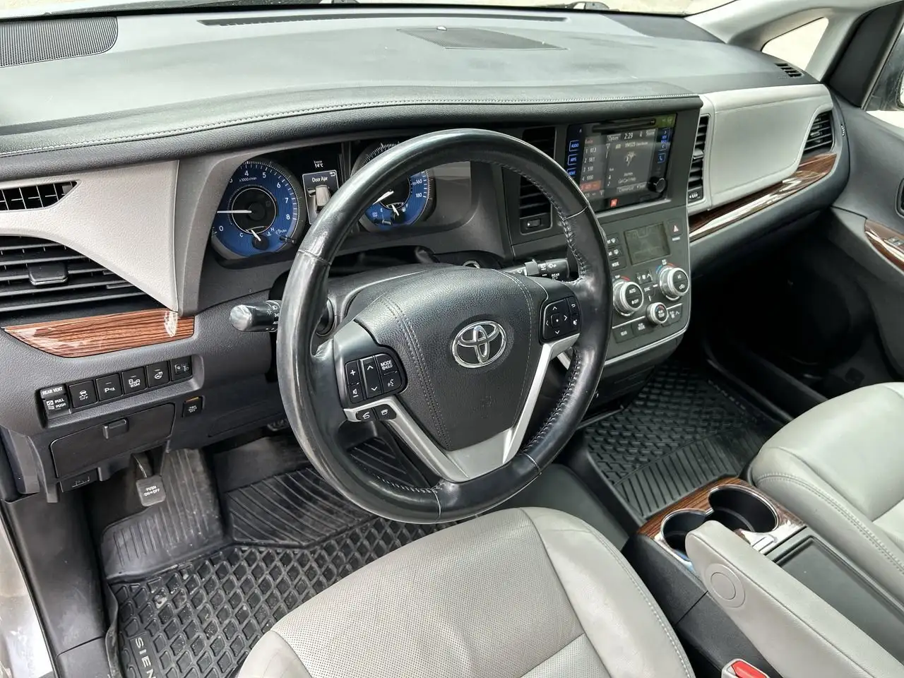Toyota Sienna снимка Toyota Sienna