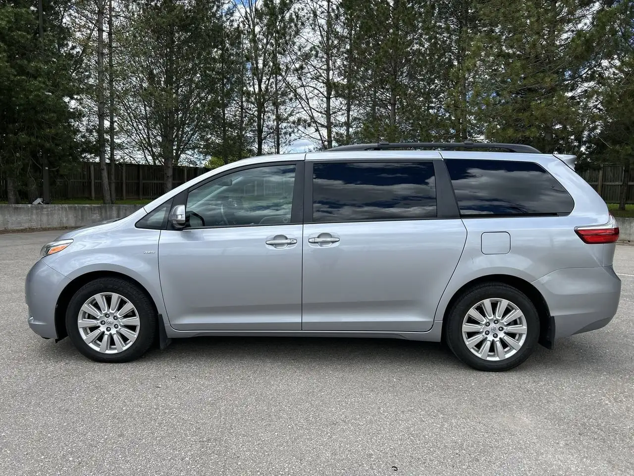 Toyota Sienna снимка Toyota Sienna