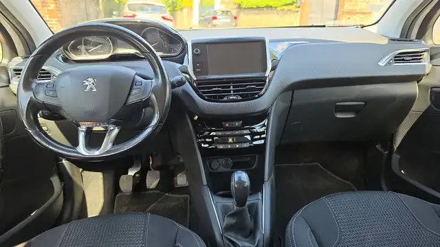 Peugeot 208 view 11