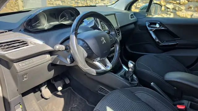 Peugeot 208 view 8