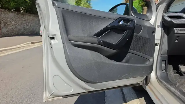 Peugeot 208 view 7
