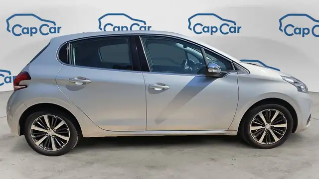 Peugeot 208 view 4