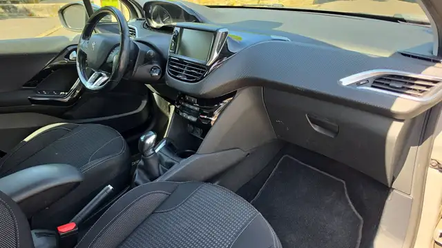 Peugeot 208 view 10