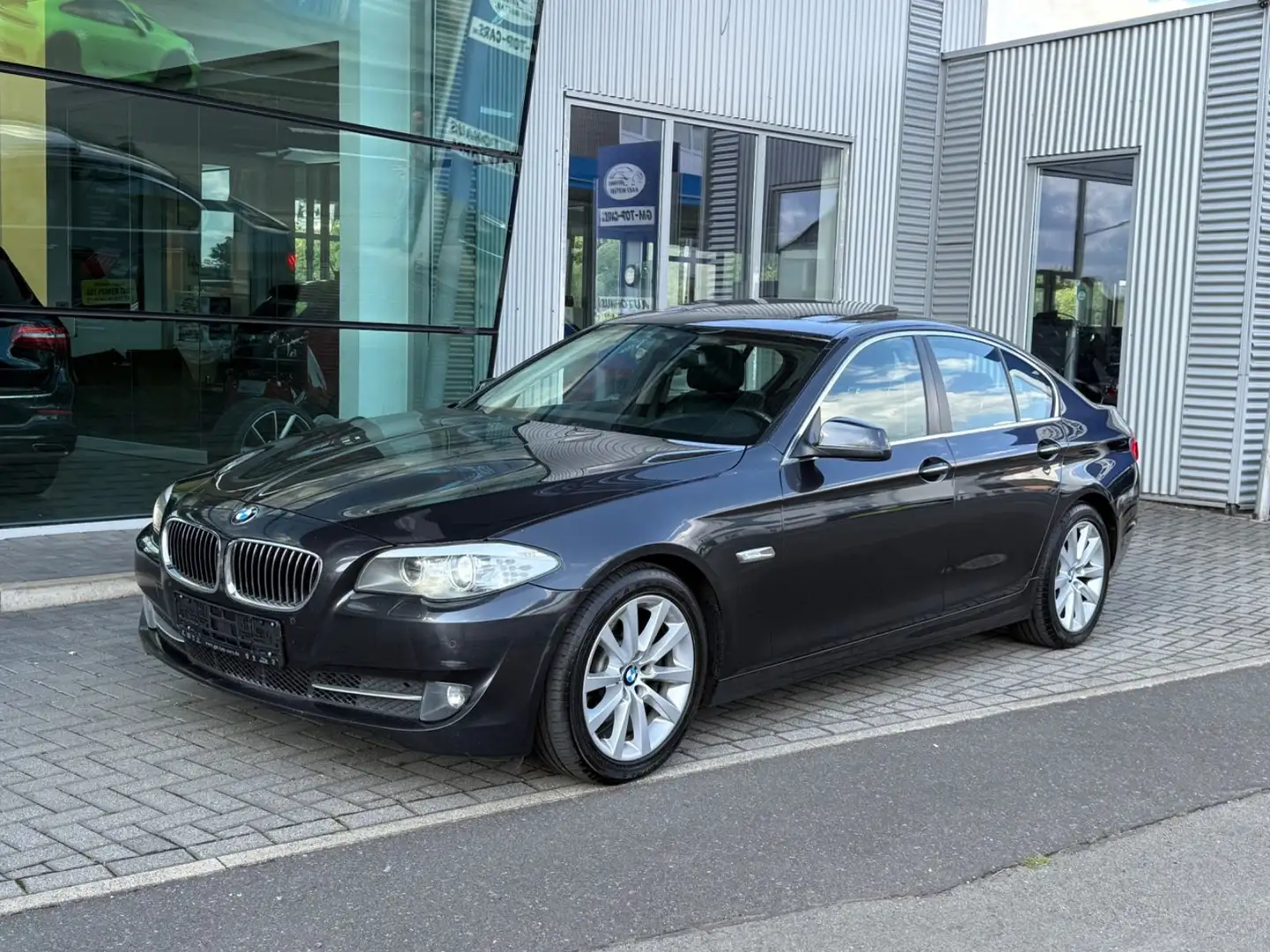 BMW 520 d Lim Xenon Navi AHK PDC Leder Tempomat SHZ Grau - 1