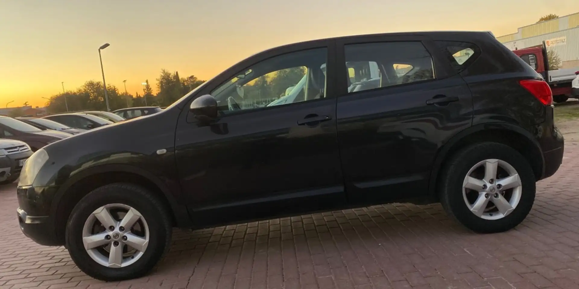 Nissan Qashqai 1.5dCi Tekna Premium 4x2 17´´ Schwarz - 2