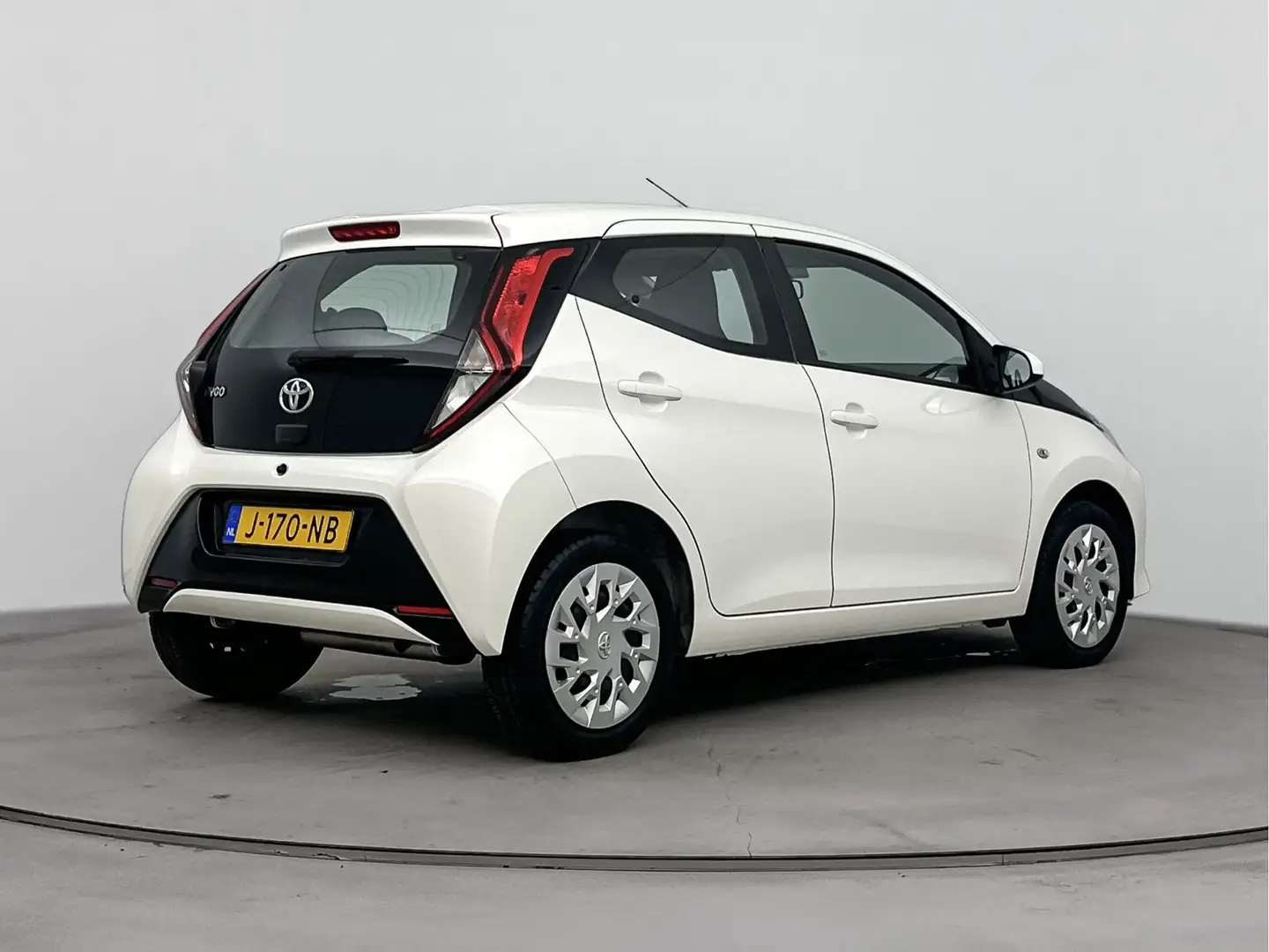 Toyota Aygo 1.0 VVT-i x-play | Apple Carplay & Android Auto | Weiß - 2